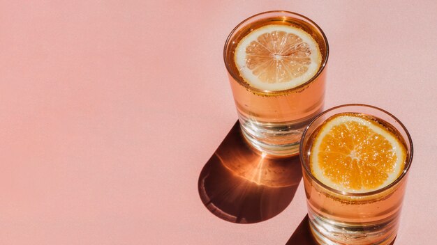 Gläser füllten mit Wasser und Scheiben der Orange und kopieren Raum