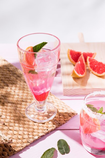 Gläser mit Grapefruit und Erdbeergetränk