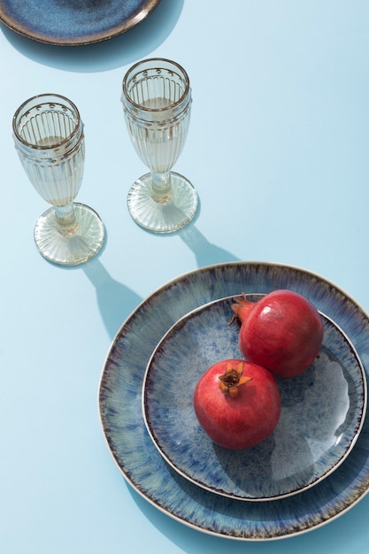 Gläser mit hohem Winkel und Granatapfel