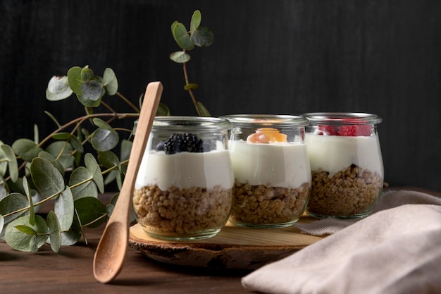 Gläser mit Müsli und Yougurt mit Früchten