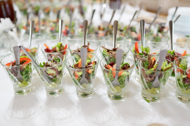 Kostenloses Foto gläser mit salat auf weißem tisch serviert