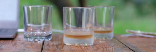 Gläser mit whisky unten stehen auf dem tisch in der bar-nahaufnahme