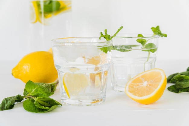 Gläser mit Zitronenminzenwasser