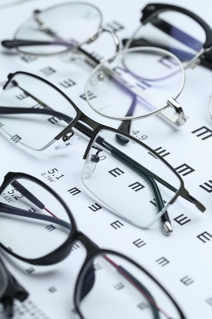 Gläser und Augen-Diagramm auf weißem Hintergrund