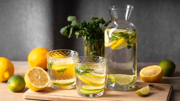 Gläser und Flasche mit fruchtigem Wasser