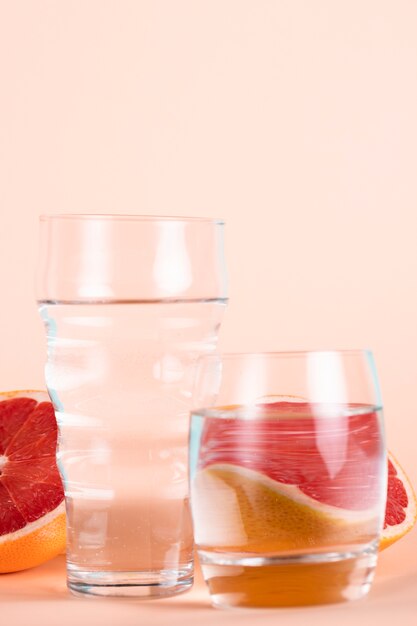 Gläser Wasser mit halbroten Orangen