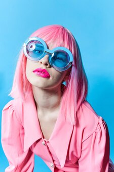 Glamouröse frau mode blaue brille make-up mode lifestyle posiert