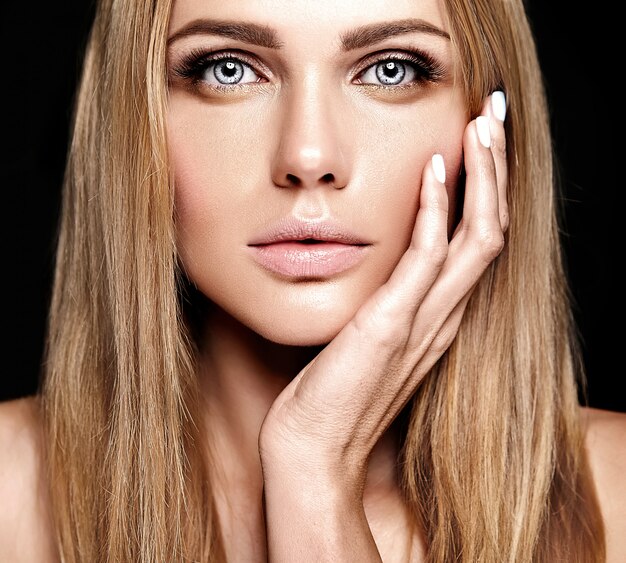 Glamourporträt der schönen blonden Frau Model Dame mit frischem täglichen Make-up mit nackter Lippenfarbe und sauberem gesundem Hautgesicht