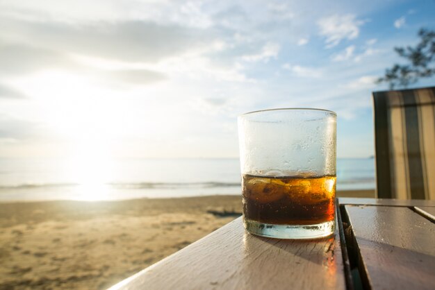 Glas Alkohol auf einem Tisch