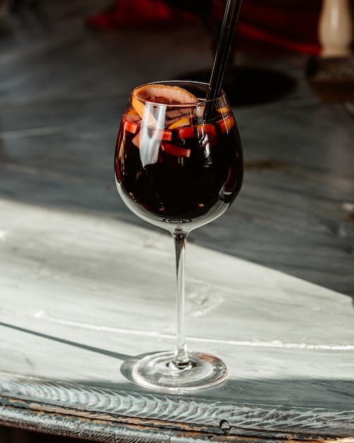 Glas alkoholischer Cocktail mit Orangenscheibe und Schale