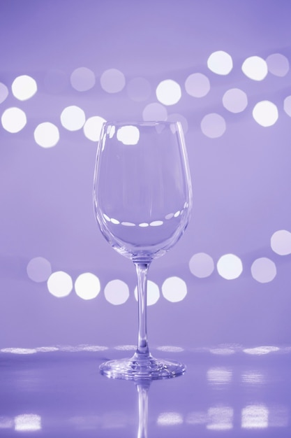 Glas auf lila Hintergrund