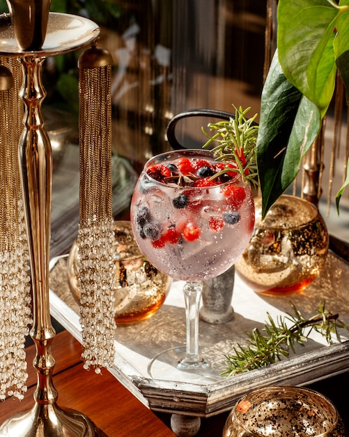 Glas Beerencocktail mit Heidelbeer-Cranberry und Himbeere