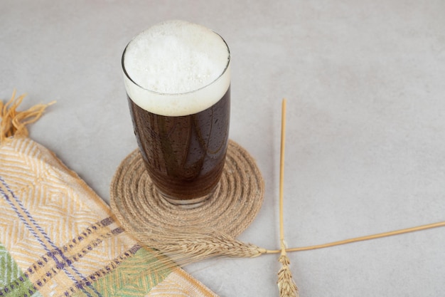 Kostenloses Foto glas bier mit weizen auf steinoberfläche