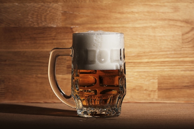 Glas Bier über Holzoberfläche
