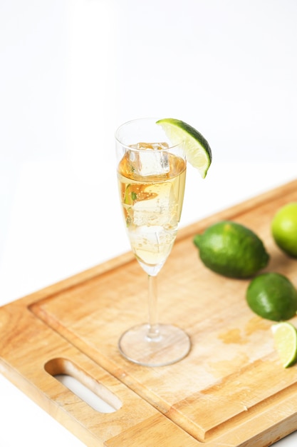 Glas Champagner mit Limetten