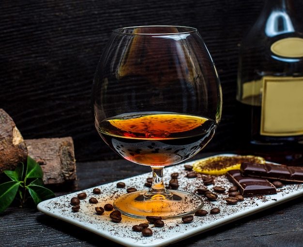 Glas Cognac und Schokoriegel