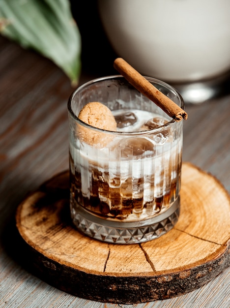 Kostenloses Foto glas eiskaffee-cocktail, garniert mit zimtstange