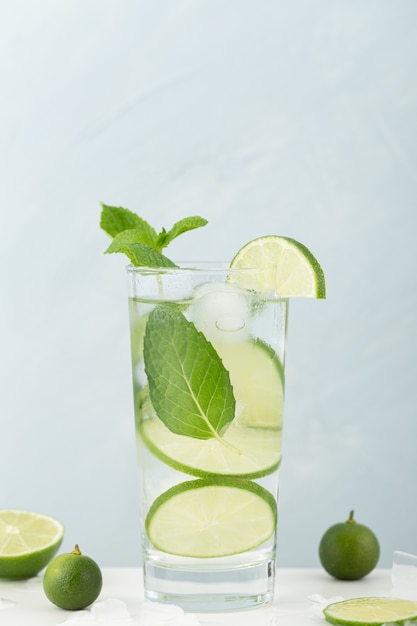 Glas frisches Wasser mit Zitrone