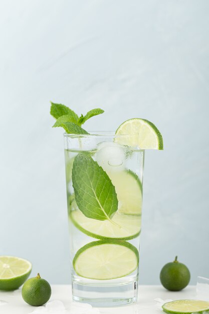 Glas frisches Wasser mit Zitrone