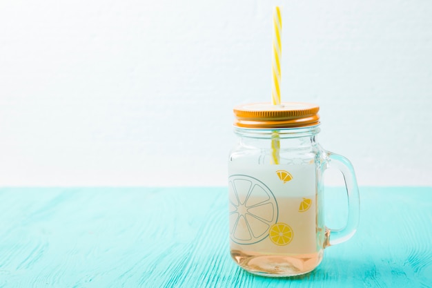 Glas Getränk mit Stroh an Bord der Tabelle