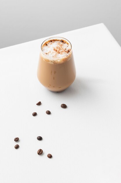 Glas Kaffee auf dem Tisch
