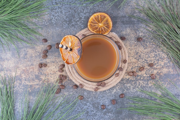 Glas Kaffee mit Strohhalm und Orangenscheiben. Foto in hoher Qualität