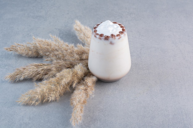 Kostenloses Foto glas leckerer eiskaffee mit milch auf steintisch.