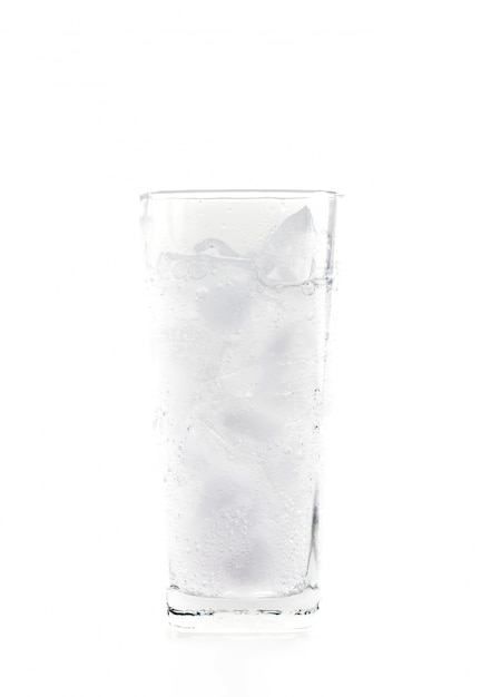 Glas Mineralwasser mit Eis