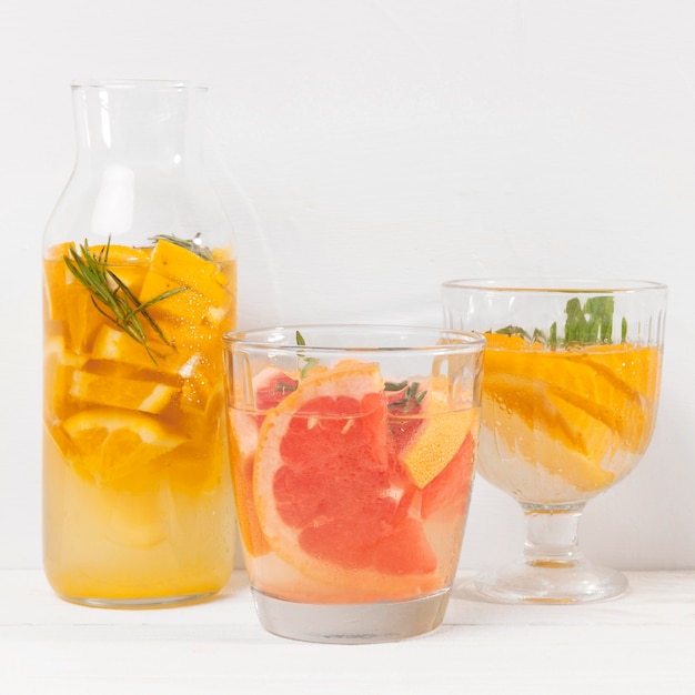 Glas mit erfrischendem Fruchtgetränk