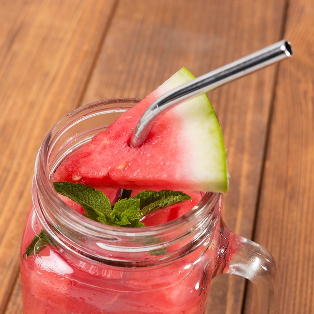 Kostenloses Foto glas mit erfrischendem wassermelonengetränk