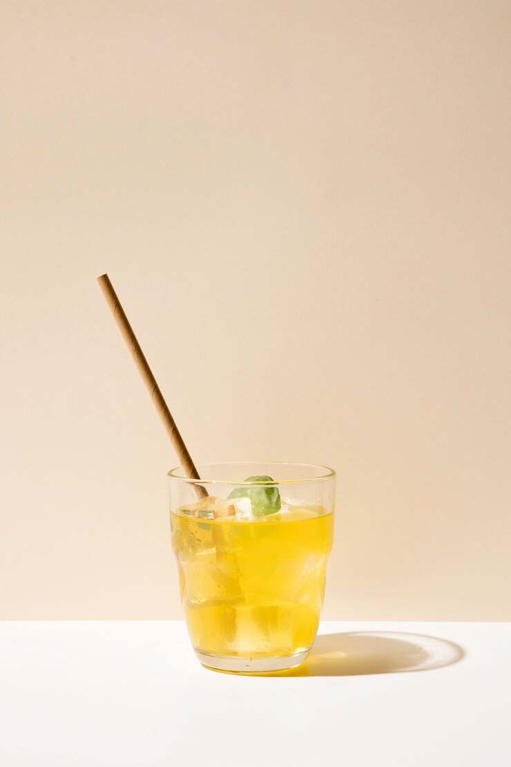 Kostenlose Foto glas mit frischem getränk und stroh