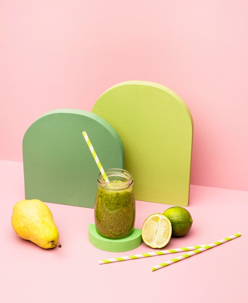 Kostenloses Foto glas mit frischem smoothie aus birne und limette