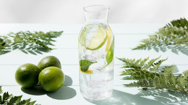 Glas mit frischer Zitrone und Limette