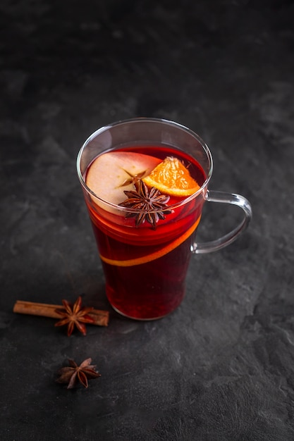 Glas mit Glühwein und Gewürzen