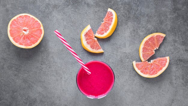 Glas mit Grapefruitsmoothie