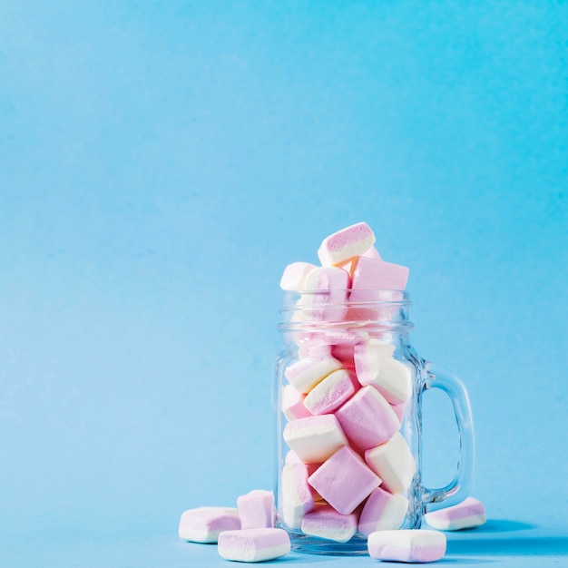 Glas mit Marshmallows