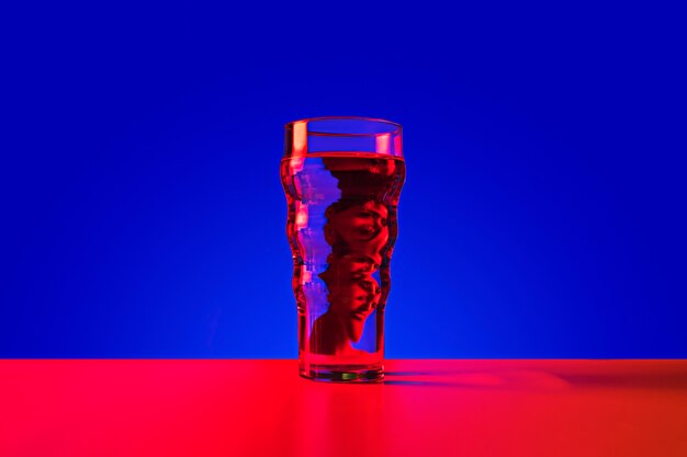 Glas mit Reflexion eines Mannes
