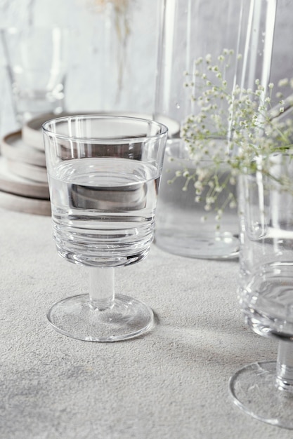 Glas mit Wasser auf dem Tisch