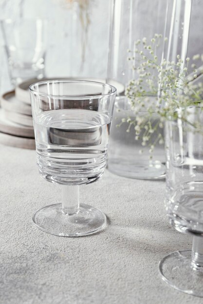 Glas mit Wasser auf dem Tisch