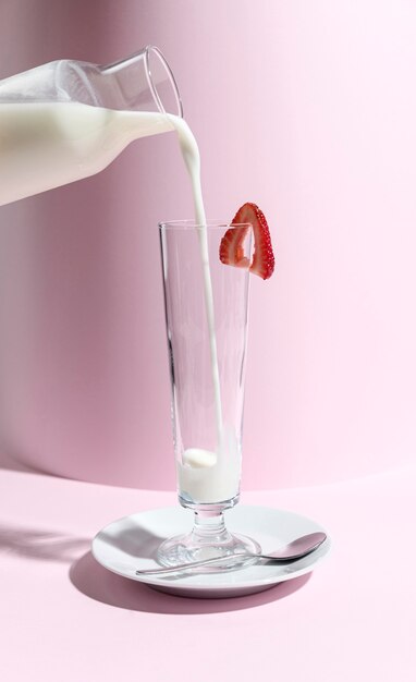 Glas mit Yougurt und Obst
