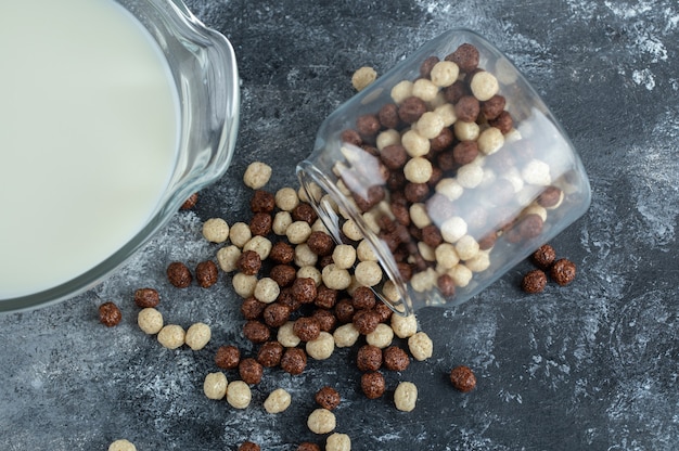 Kostenloses Foto glas müslibällchen und frische milch auf marmor.