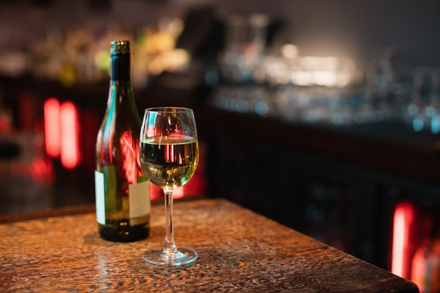 Glas Rotwein auf Bartheke