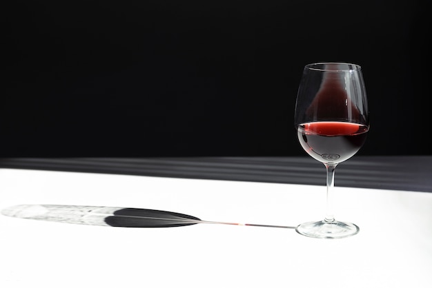 Glas Rotwein mit Schattenkopienraum