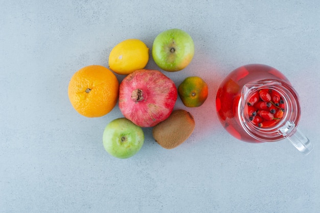 Glas Saft und frisches Gemüse auf blau