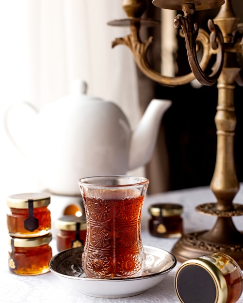 Glas Tee und Teekanne auf dem Tisch