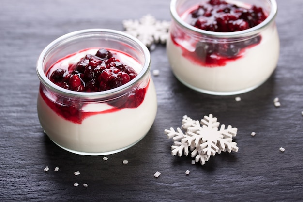 Glas-Terrine mit Joghurt und Obst