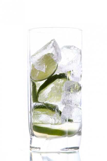 Glas Wasser mit Eis und Kalk