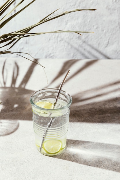 Kostenloses Foto glas wasser mit zitronenscheiben auf dem tisch