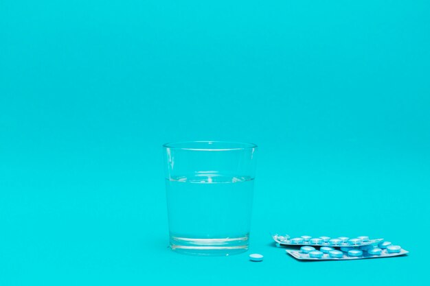 Glas Wasser und Pillen