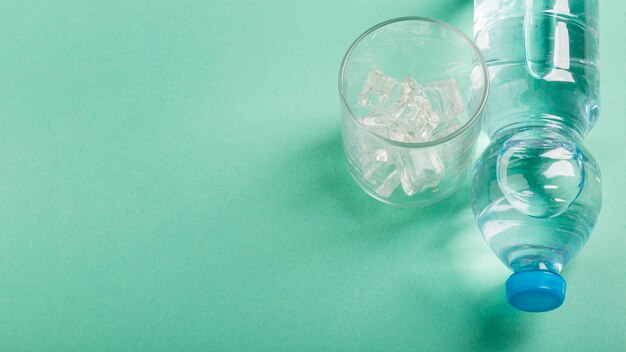 Glas Wasser und Plastikflasche Kopierraum